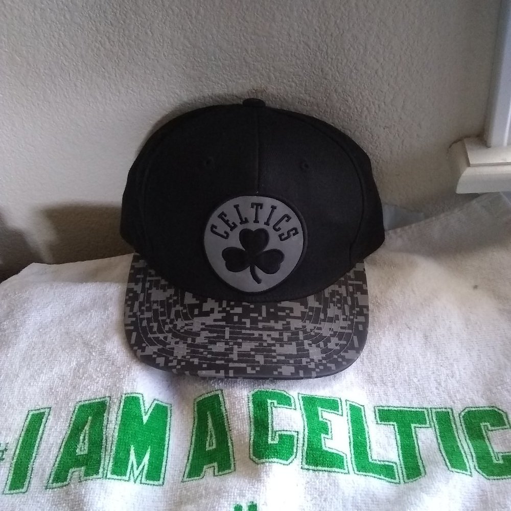 Adult Boston Celtics Snap Back Hat